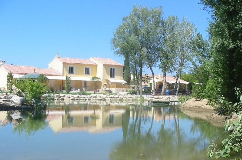Vente Provence, entre Avignon et le Luberon, à vendre, domaine comprenant une grande maison avec 4 gîtes avec jardin privatif, piscine à débordement, pool house, tennis, sur plus d'un hectare de terrain